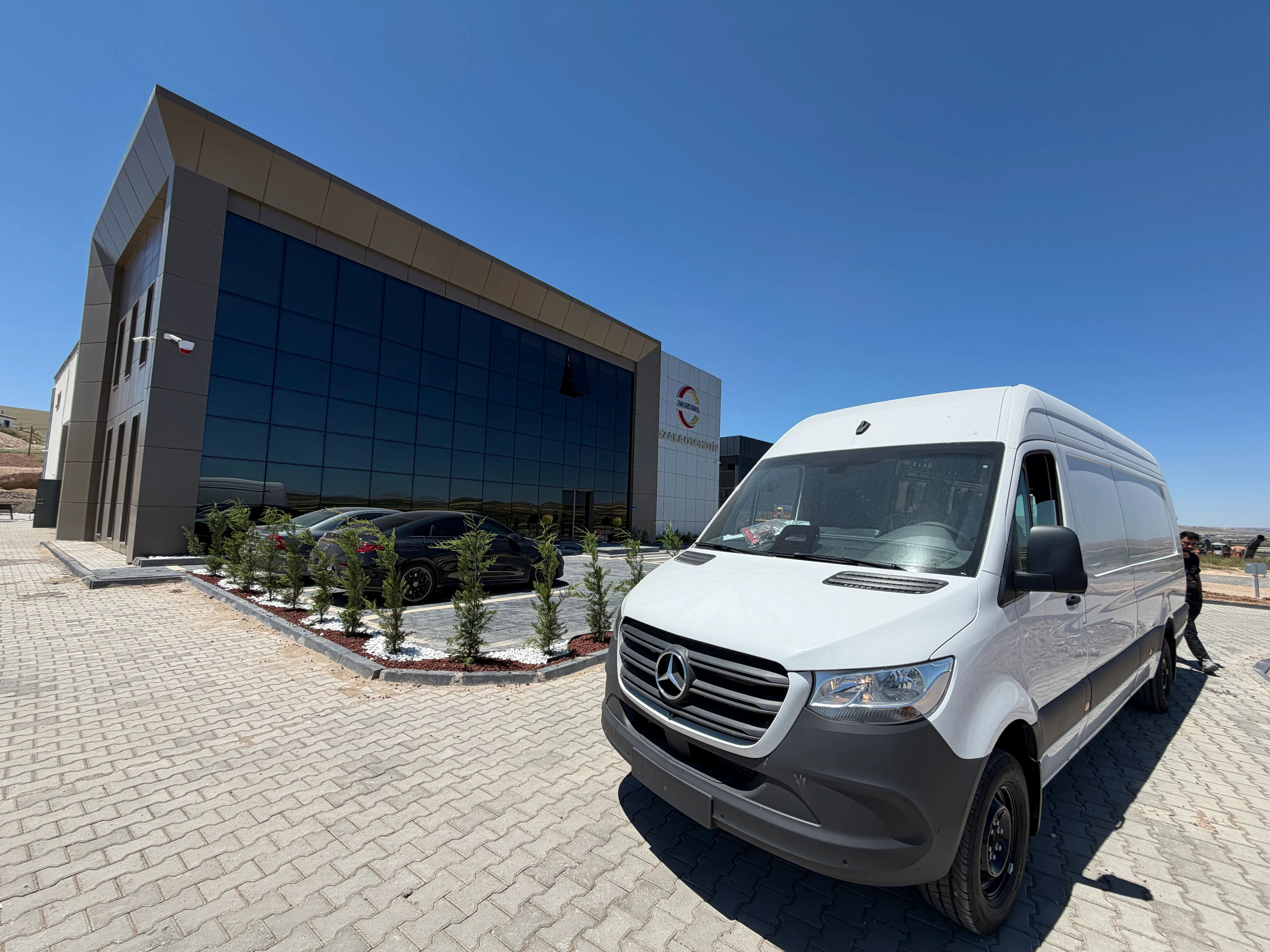 Kapanış: fabrika binası ve önündeki minibüs